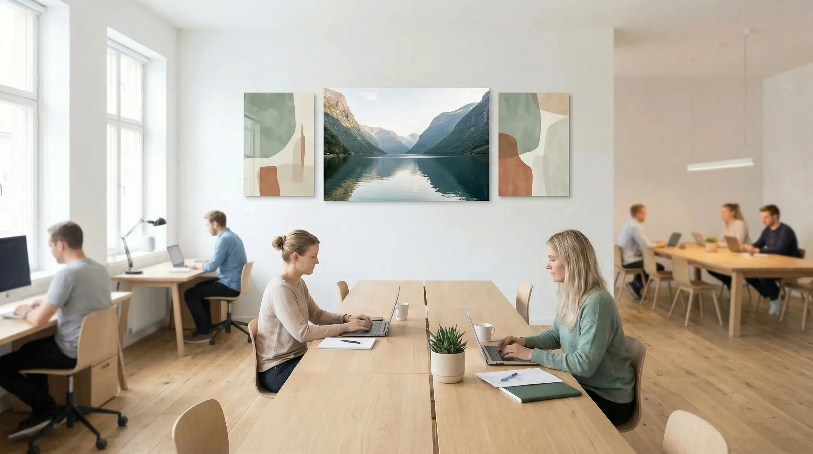 Gallerivägg med ramlösa konstboards i öppet kontorslandskap